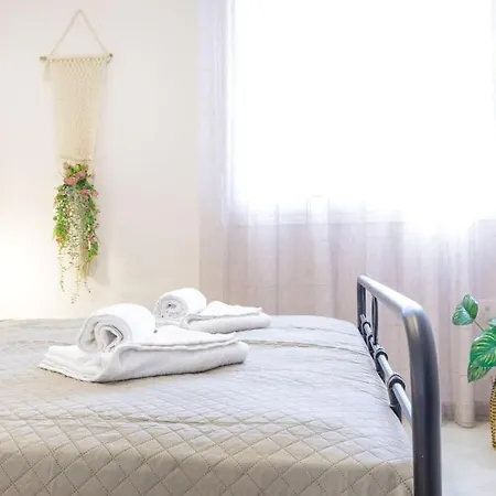 Over The Hill Apartment *