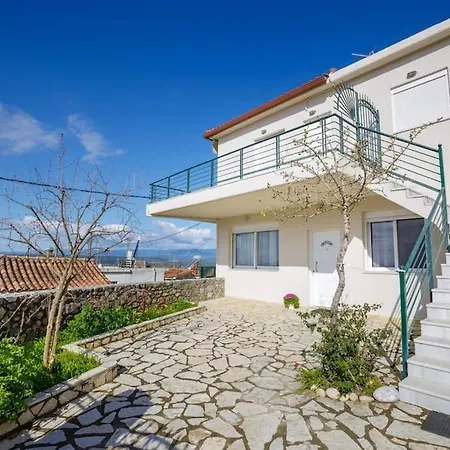 Over The Messinian Plain דירה